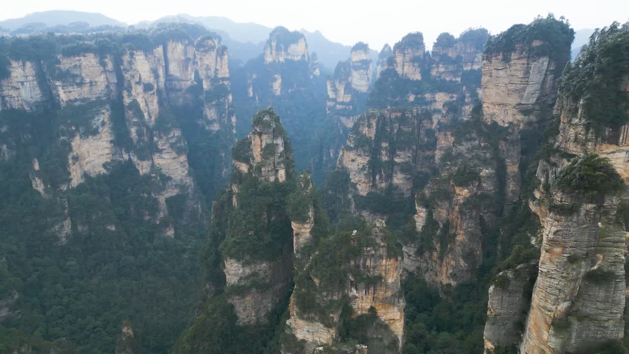las montañas avatar aleluya en el parque nacional de zhangjiajie, china, filmadas con un avión no tripulado