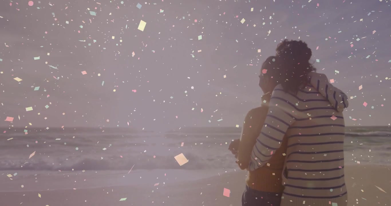 Stel omhelst elkaar op een zonsondergangstrand, terwijl glinstering verandert in confetti die liefde viert in marketing.