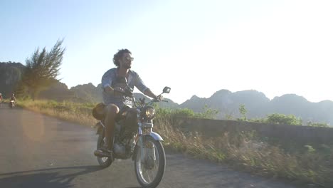 hombre montado en una moto en vietnam