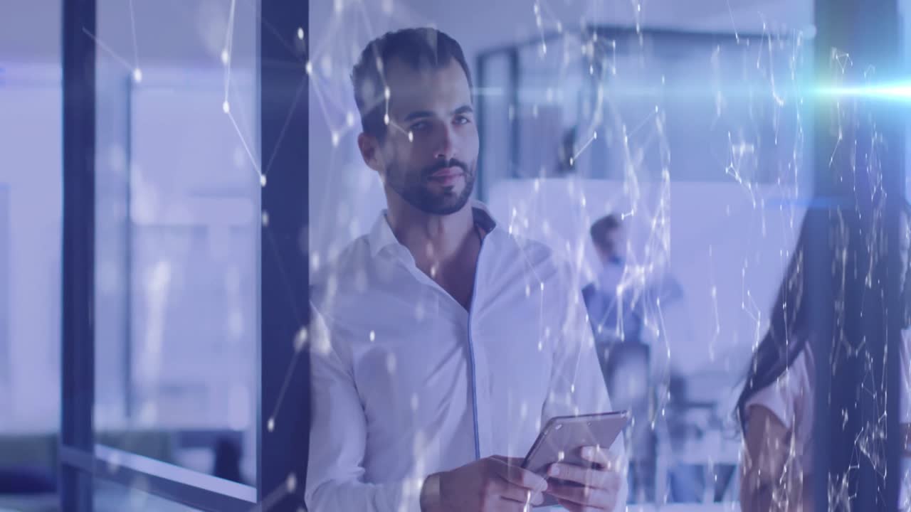 animación de conexiones y procesamiento de datos sobre empresario biracial usando tabletas