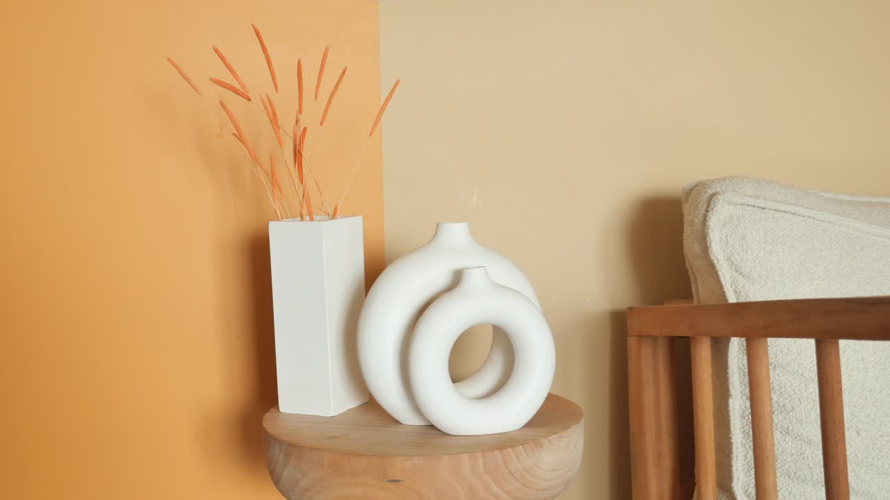 화장실과 건조한 꽃으로 세련된 인테리어 장식