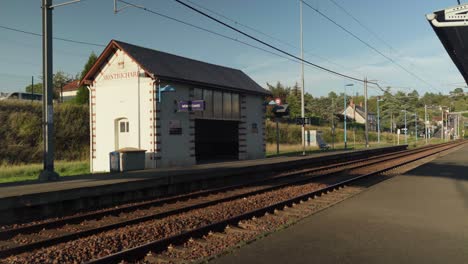 una estación de tren desierta sentada ociosa en montrichard val de cher, francia