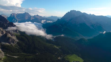 Parque-Natural-Nacional-Tre-Cime-En-Los-Alpes-Dolomitas.-Hermosa-Naturaleza-De-Italia.