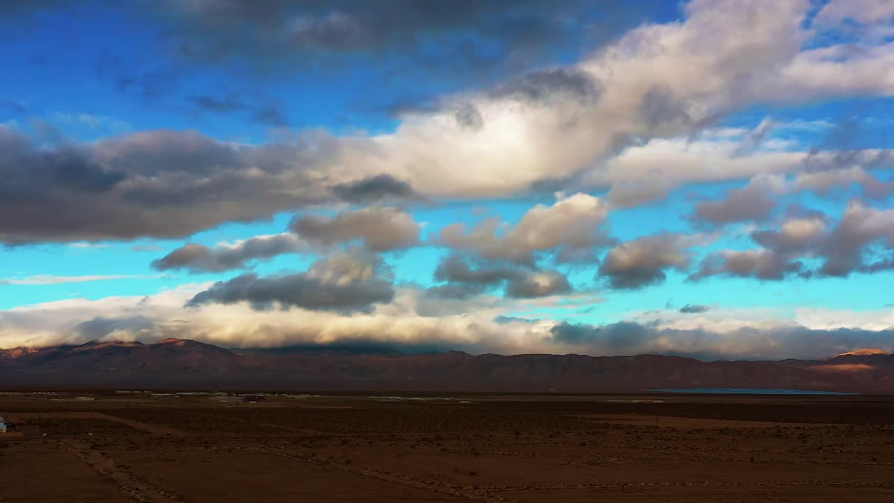 la cuenca del desierto de mojave, una cordillera distante y un lago con nubes y cielo azul al atardecer - vista aérea