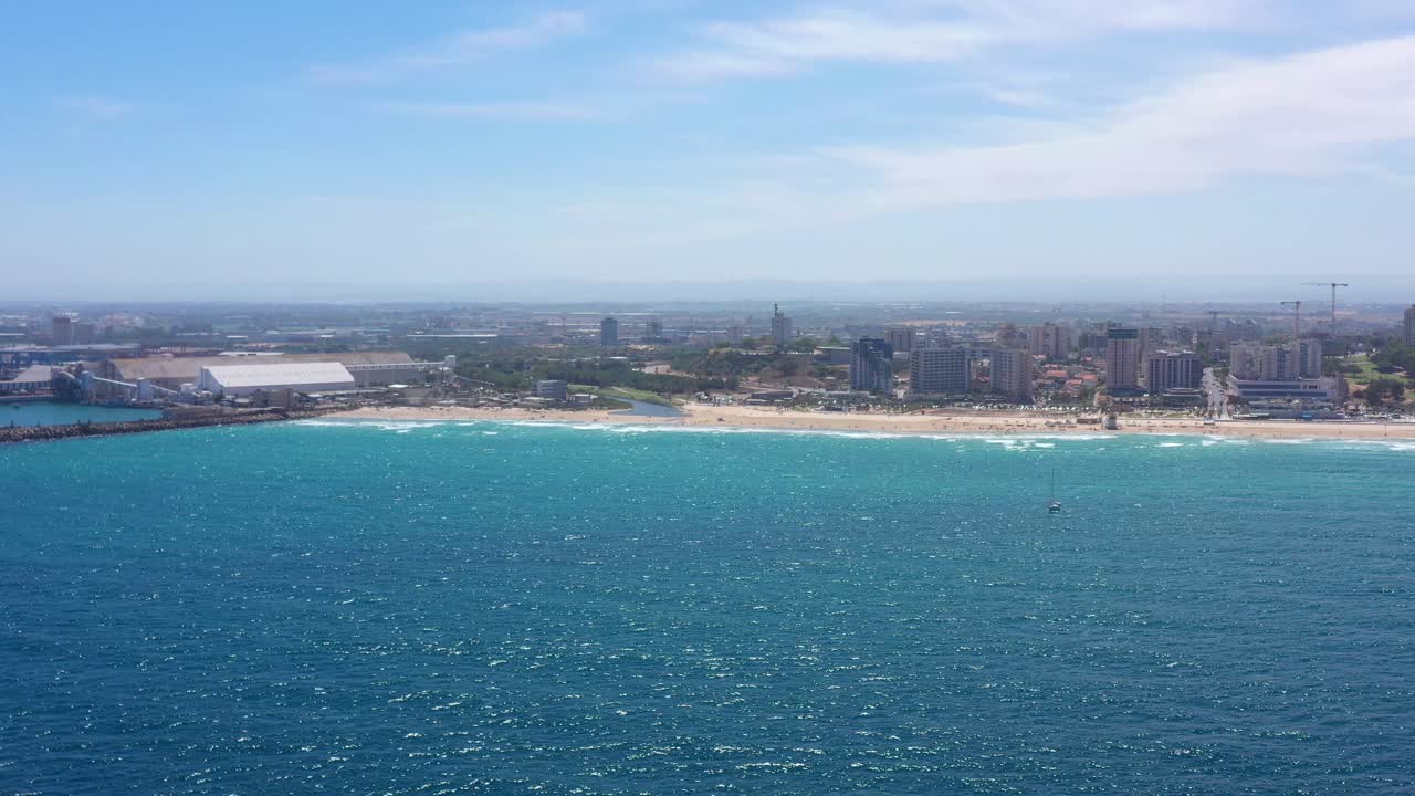 vista aérea de la ciudad costera