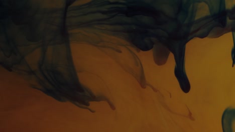 disolución de partículas azules de colores luminosos en un fondo amarillo-verde, en humo.