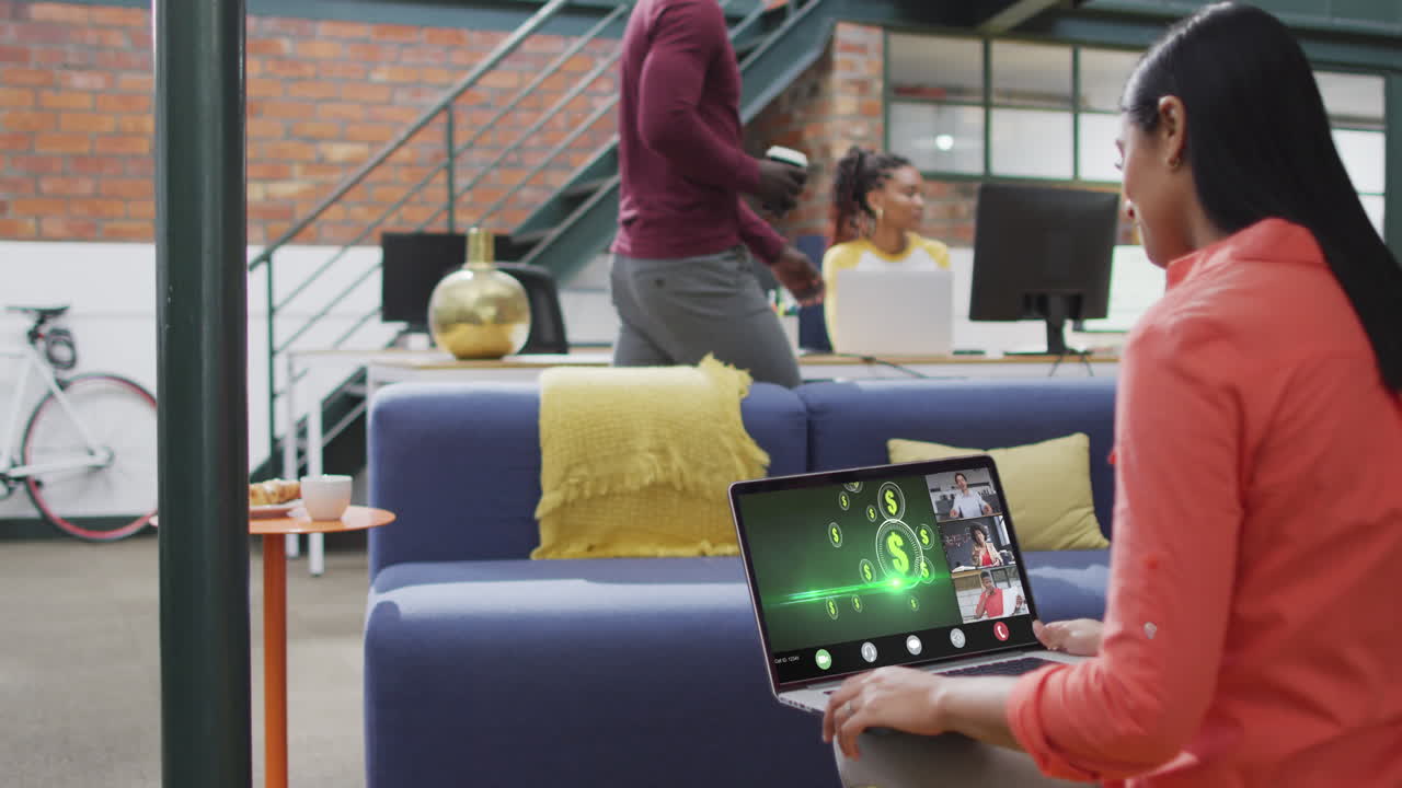 mujer de negocios biracial que usa una computadora portátil para videollamadas con diversos colegas de negocios