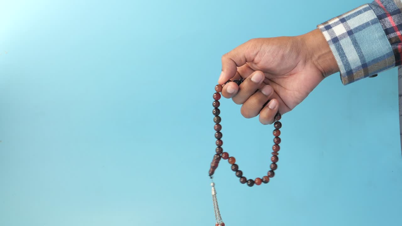 라마단 기간 에 기도 하는 무슬림 남자, 근접