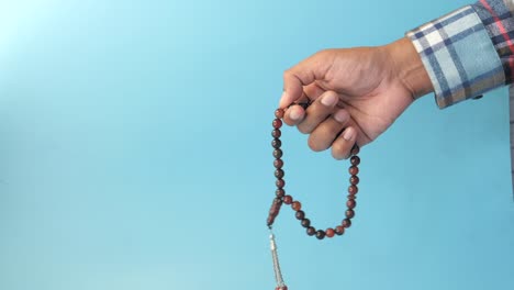 hombre musulmán orando durante el ramadán, de cerca