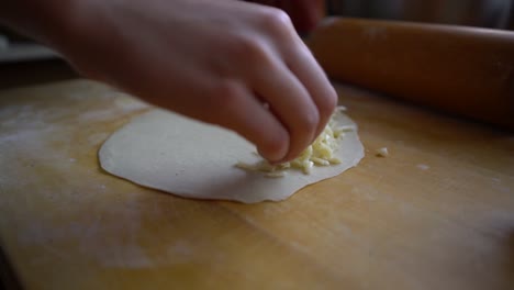 cerrar una toma cinematográfica de cocinar y hornear en casa