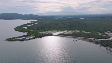 Dominikanischer-Unabhängigkeitskrieg,-Historischer-Kampfstrand-In-Der-Karibik,-Luftaufnahme