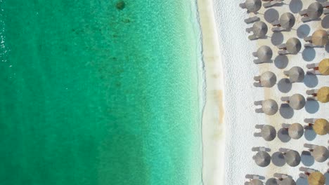 Blick-Von-Oben-Auf-Den-Wunderschönen-Marmorstrand-Mit-Kristallklarem-Wasser,-Weißen-Kieselsteinen,-üppiger-Grüner-Vegetation,-Sonnenschirmen-Und-Sonnenliegen,-Leerer-Strand,-Insel-Thassos,-Griechenland