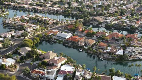 Calles-Urbanas-Residenciales-Y-Casas-En-Scottsdale,-Arizona---Antena