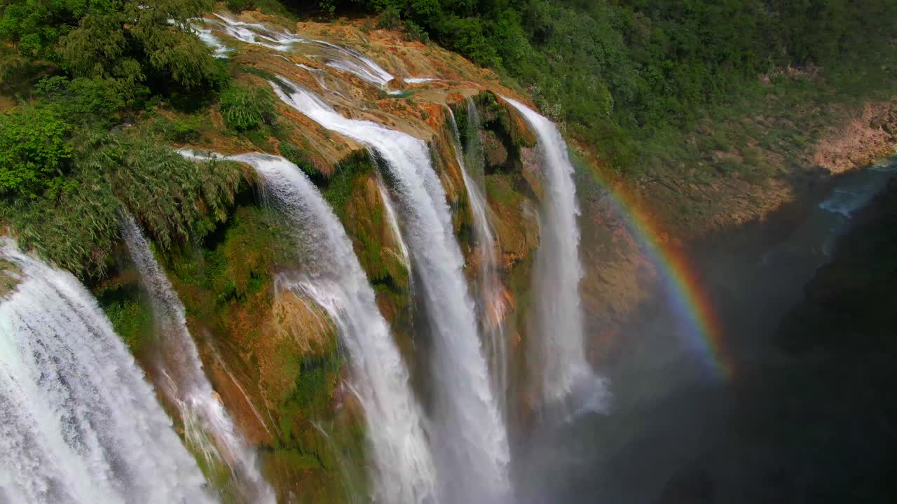 toma aérea de drones de la caída de agua tamul en san luis potosi méxico, caída de agua en méxico