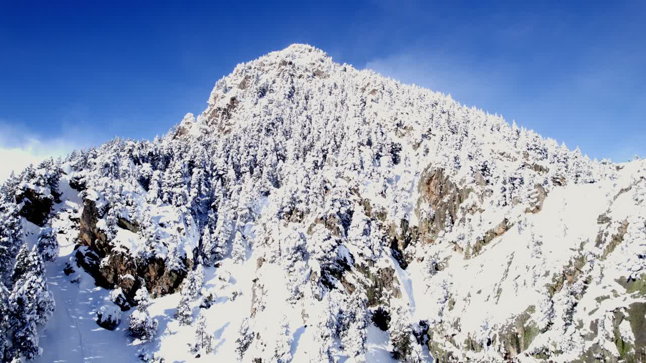 Riprese aeree della stazione sciistica spagnola Vallter 2000 nei Pirenei dopo le ultime nevicate.