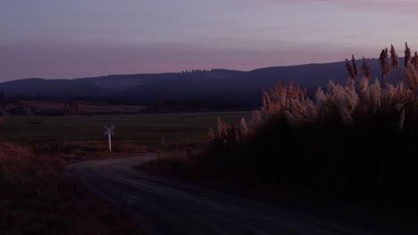 Sonnenuntergang-In-Neuseeland-Auf-Einem-Bauernhoffeld-Während-Der-Goldenen-Stunde-Mit-Rotem-Himmel