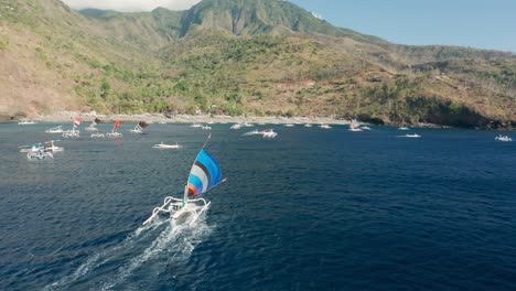 Barco-De-Pesca-Tradicional-Balinés-Jukung-Que-Regresa-A-Casa-Después-Del-Viaje,-Bali,-Antena