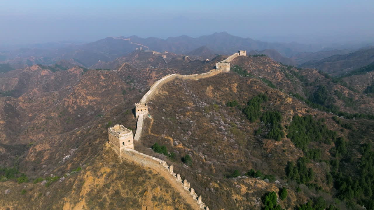Luftaufnahme mit Drohne der Großen Mauer bei Jinshanling im Nordosten von Peking, China