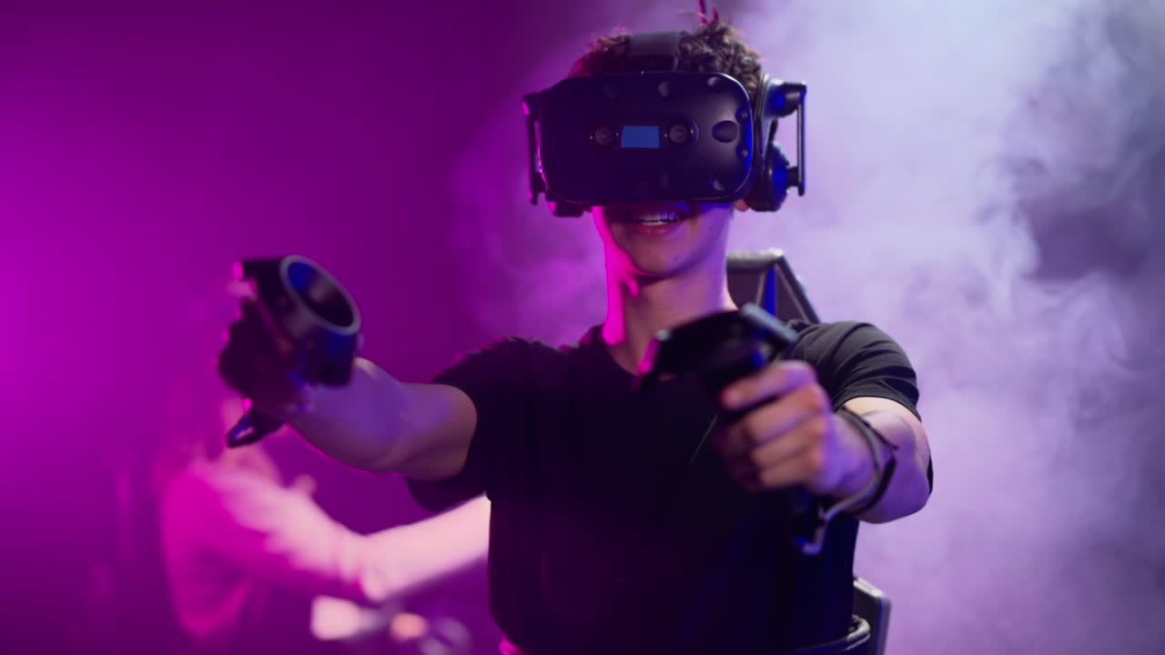 Adolescenti che giocano con un visore per la realtà virtuale in uno studio