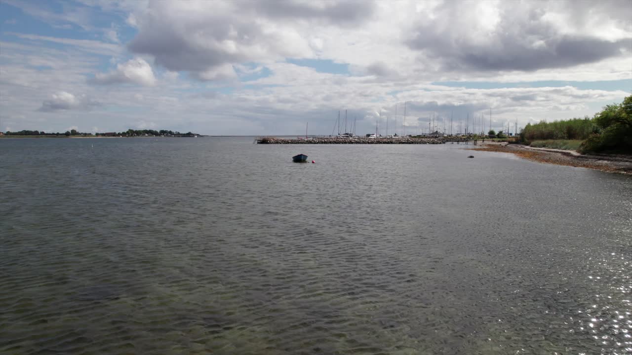 덴마크 해안선의 아름다운 비행 전망 - 돌리 샷