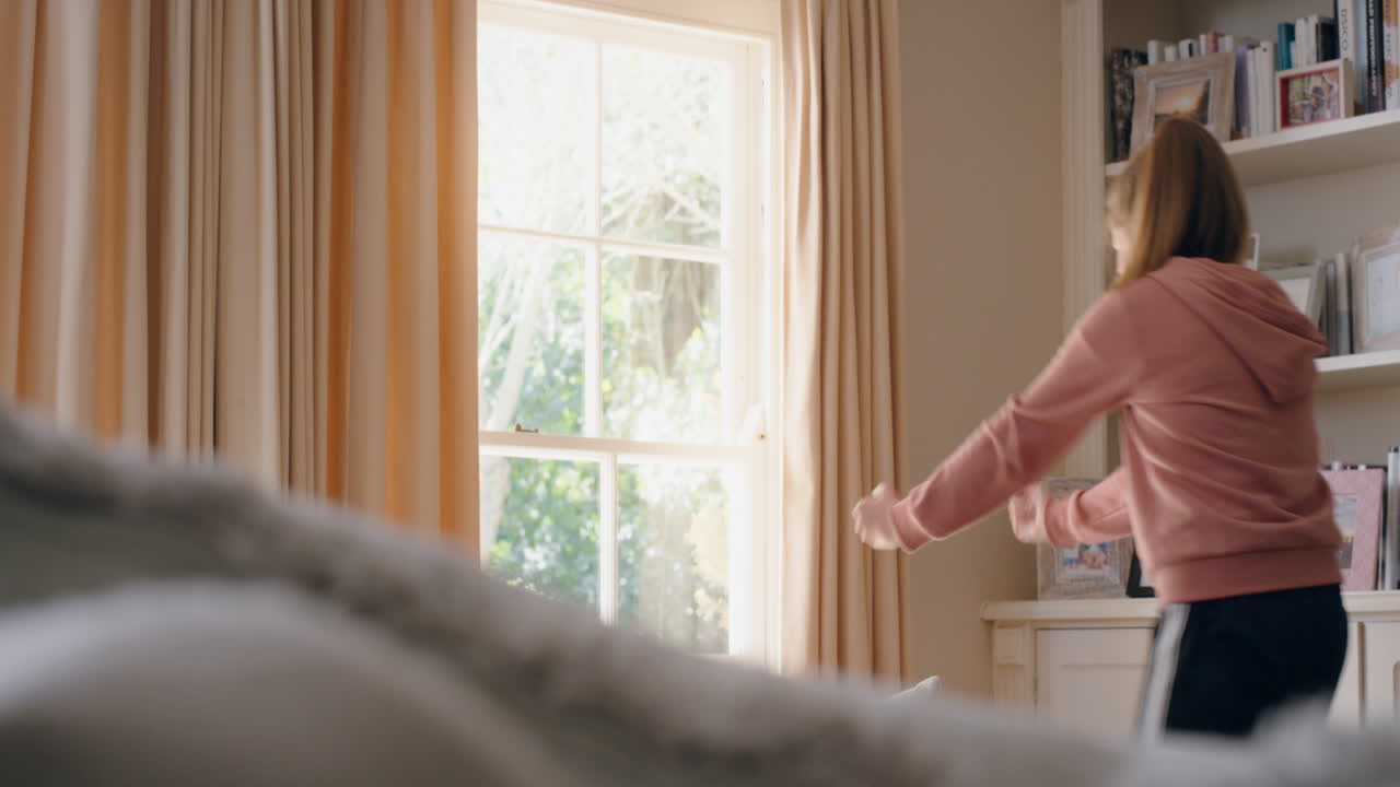 행복한 십대 소녀가 집에서 춤을 추고 재미있게 멋진 춤 움직임으로 축하하고 주말에 자유를 즐기고 4k