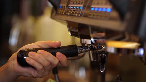 barista preparando el café