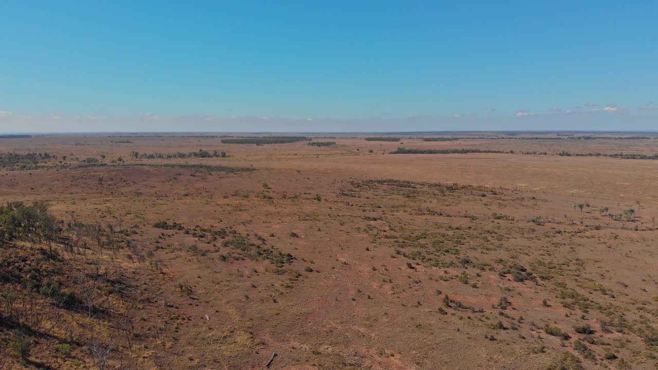 Montagna arida dell'Outback nel fiume MacKenzie, Queensland, Australia