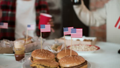 amigos celebrando el 4 de julio.