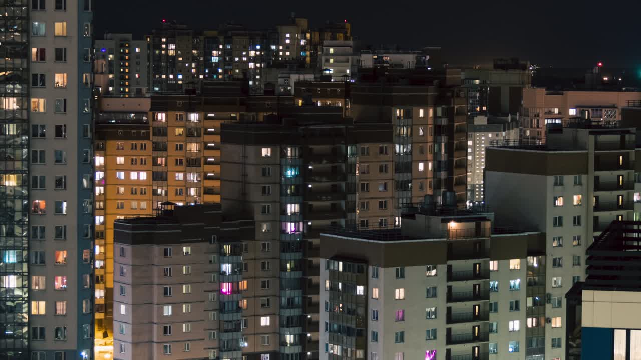 밤의 도시에서 건물의 창문