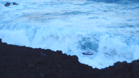 Las-Olas-Rompen-Contra-Los-Acantilados-De-Roca-Negra-Con-Poca-Luz-En-La-Isla-De-Hawaii