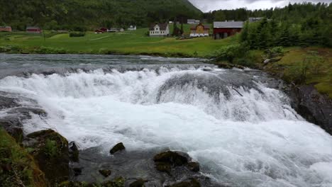 el lago lovatnet es una naturaleza hermosa de noruega.