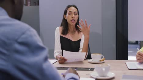 grupo diverso de personas de negocios que trabajan juntos, discutiendo el trabajo en la oficina moderna
