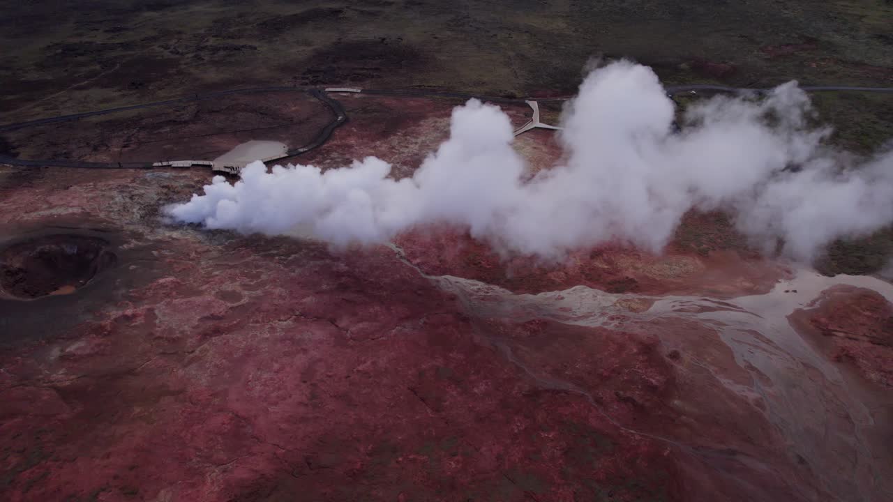 ventilación de vapor térmico que fluye en el campo de lava volcánica roja de gunnuhver