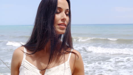 Una-Mujer-Joven-Y-Bonita-En-La-Playa-Sonriendo-A-La-Cámara