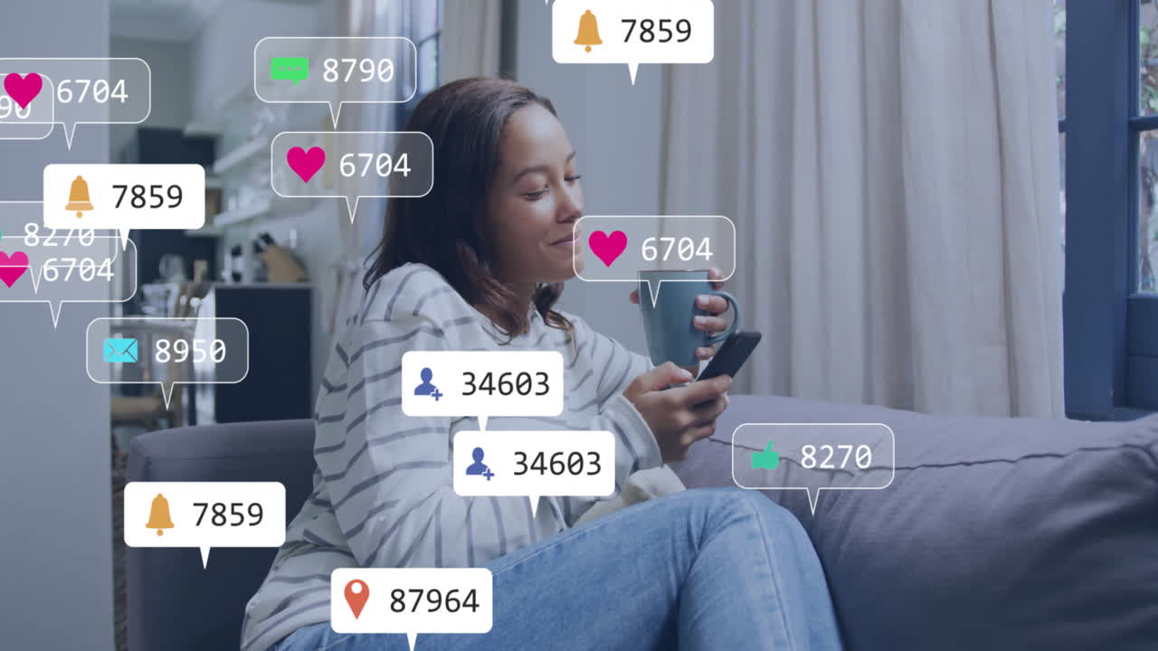 comprobando el teléfono inteligente, mujer rodeada de notificaciones animadas de las redes sociales