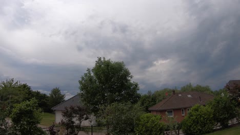 Nubes-Tormentosas-Oscuras-Se-Mueven-En-Cámara-Rápida-A-Través-Del-Cielo