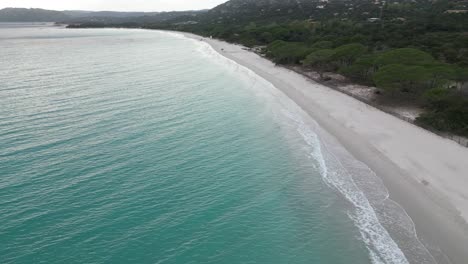 Epischer-Drohnenclip-Vom-Strand-Von-Palombaggia