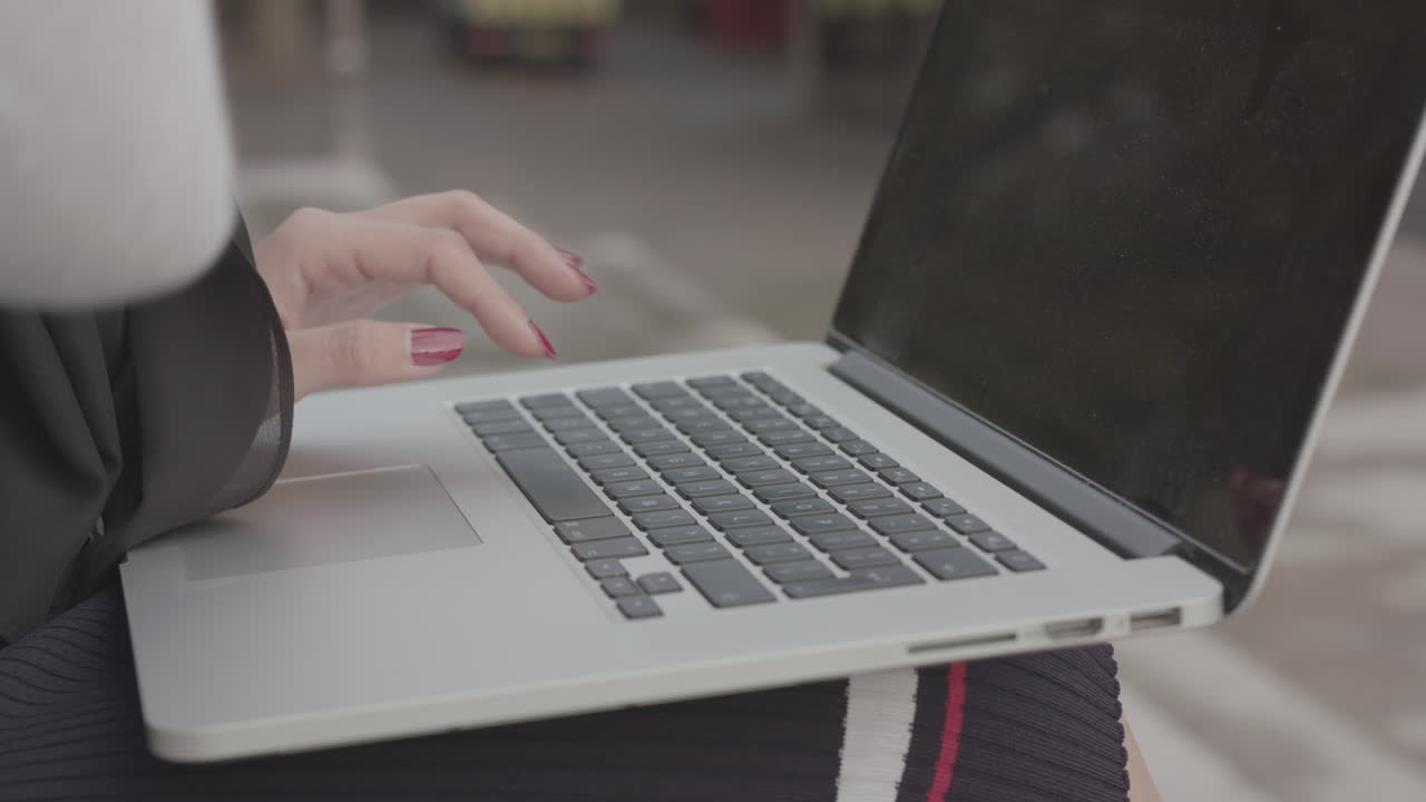 여성은 밖에서 트북으로 데이터를 입력하고 있었습니다. 느린 동작으로 - 등급이 없습니다.