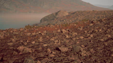 Schöne-Aussicht-Auf-Neblige-Berge-Mit-Einer-Spiegelung-In-Einem-See