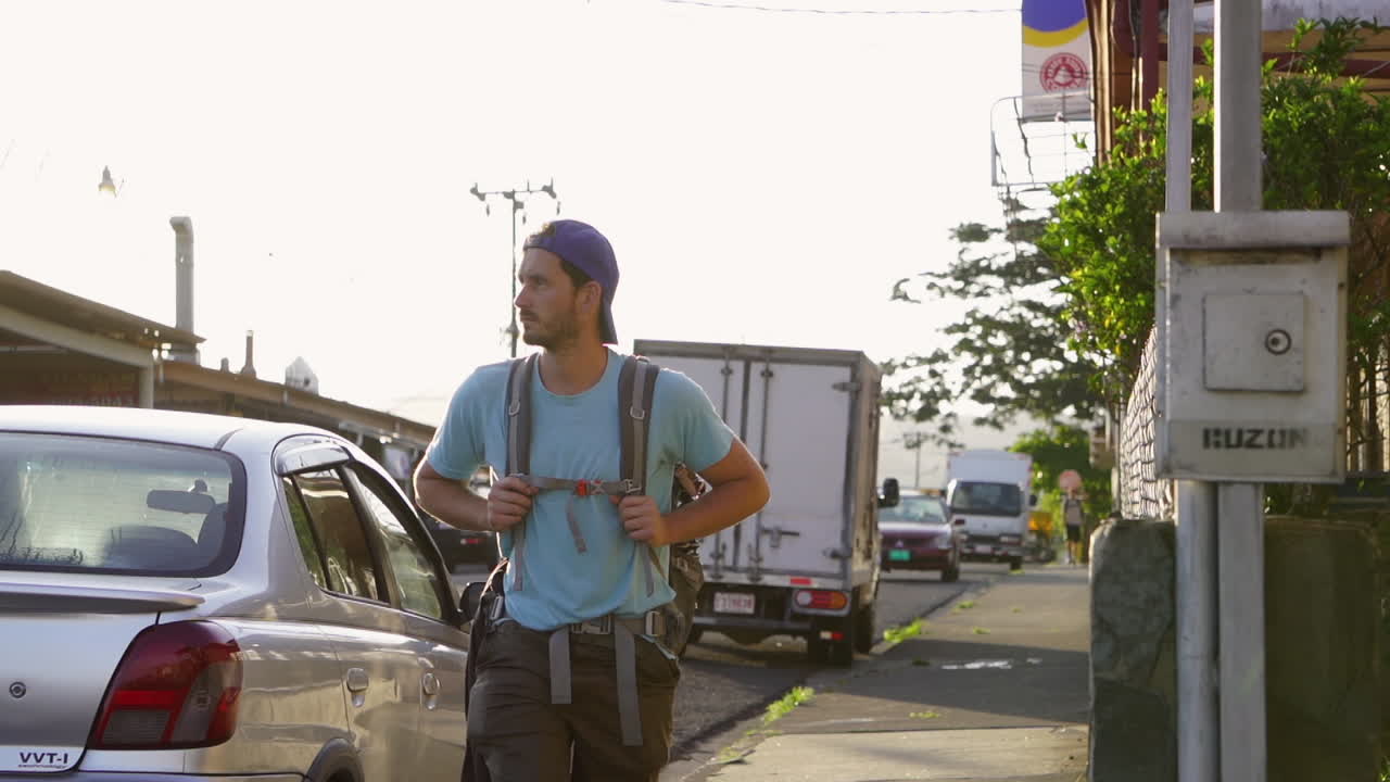 joven viajero aventurero mochilero en costa rica américa central explorando un nuevo destino de vacaciones de viaje caminando en cámara lenta
