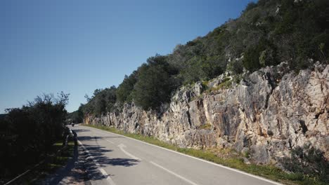 Motociclistas-Pasando-Las-Rocas-En-Un-Día-Soleado