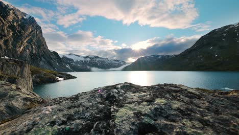puesta de sol contra el telón de fondo de las montañas noruegas. hermosa naturaleza paisaje natural de noruega.