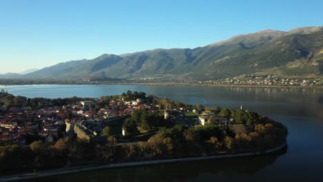 el barrio bizantino de la antigua ciudad de ioannina en el medio del lago pamvotis en ioannina, epiro, grecia, en verano.