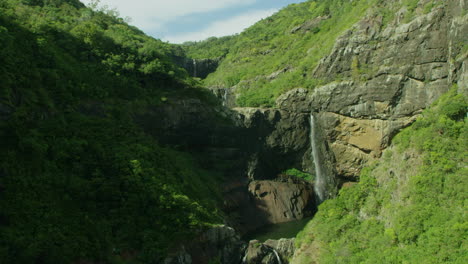 Hermosas-Cascadas-En-El-Cañón-Verde