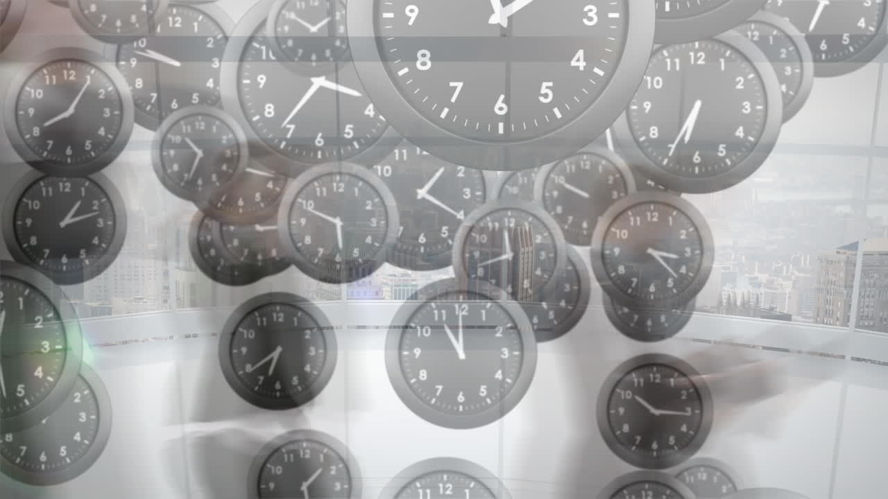 animación de múltiples relojes de tic-tac que caen contra el lapso de tiempo de los hombres de negocios caminando en la oficina.