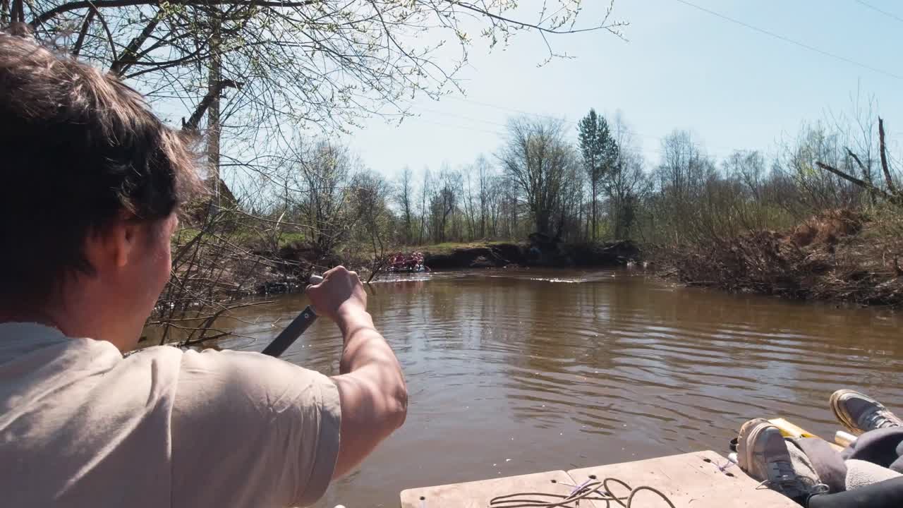persona remando una balsa en un río