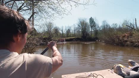 persona remando una balsa en un río