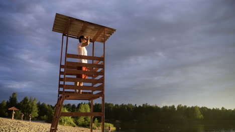 Male-lifeguard-at-the-beach