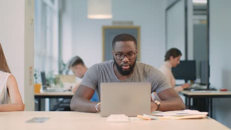 Glücklicher-Afro-Mann-Genießt-Gute-Ergebnisse-Auf-Dem-Laptop-Computer-Im-Büro.-Schockierter-Mann