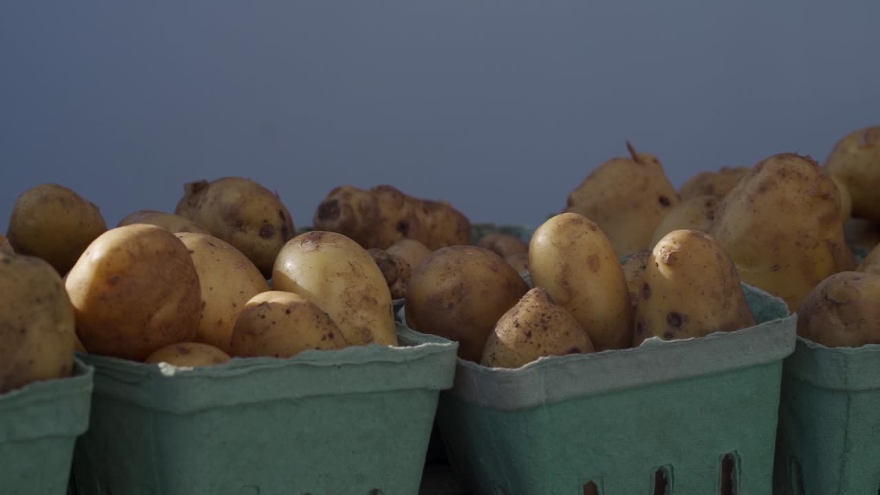 cestas de patatas en el mercado local de agricultores
